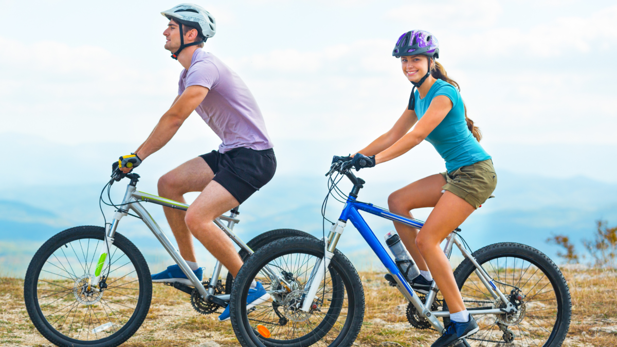 Um casal andando de bicicleta. 