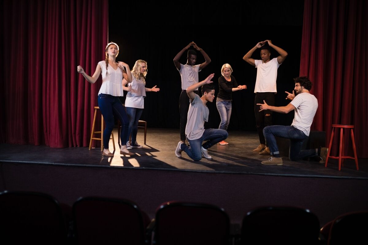 Pessoas em teatro.