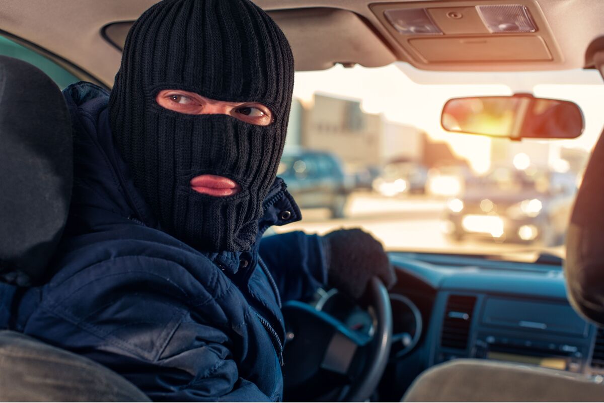 Ladrão roubando um carro.