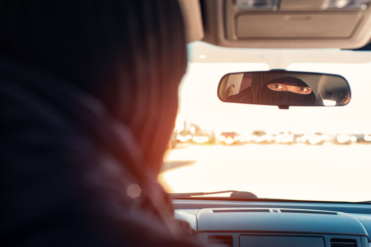 Homem dirigindo carro roubado.