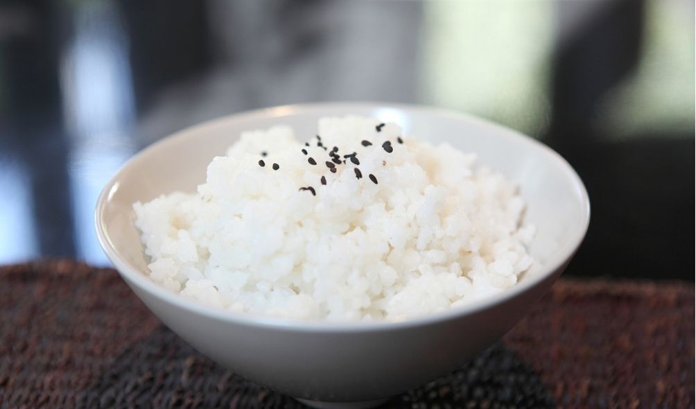 Arroz cozido em um bowl