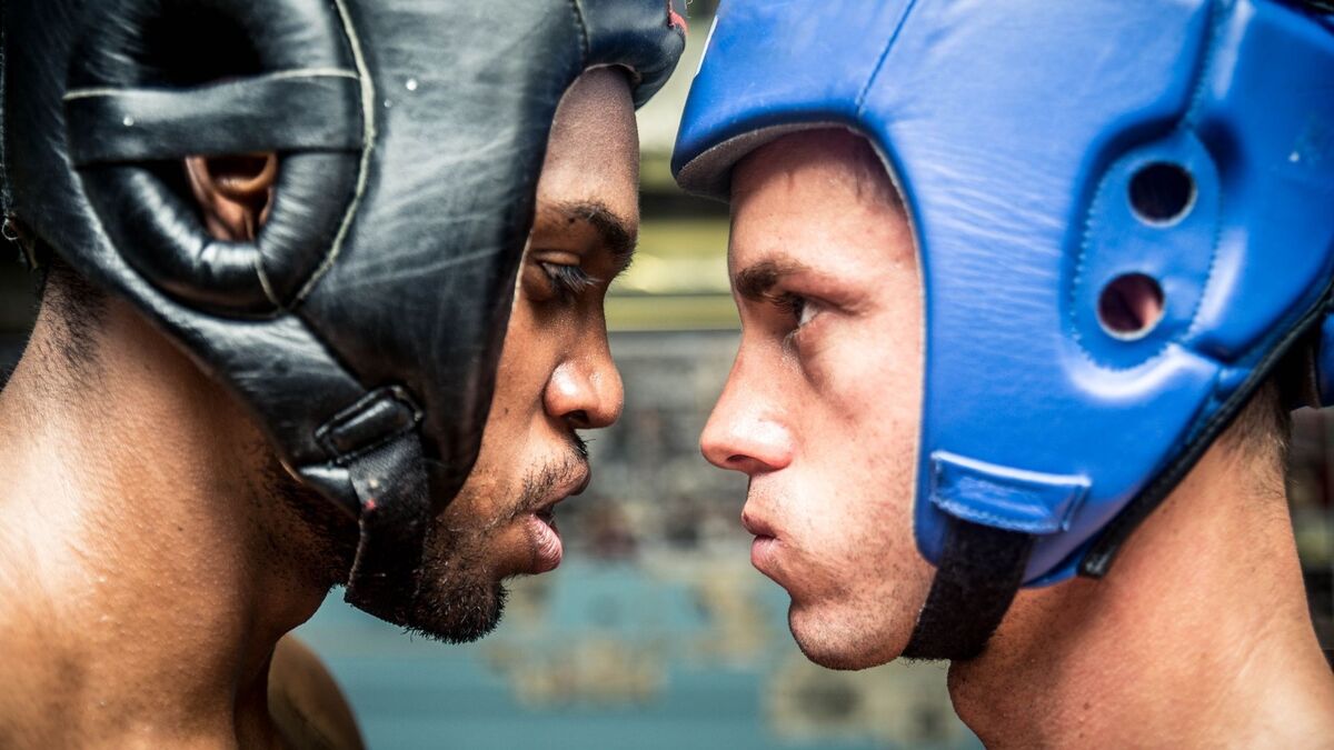 Dois lutadores de boxe se encarando.