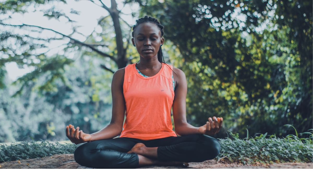 Uma mulher meditando. 