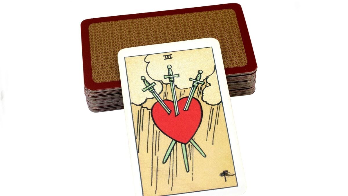 Baralho de Tarot com carta de coração.