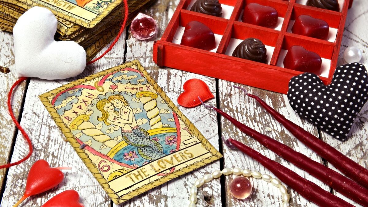 Baralho de Tarot com caixa de chocolate.