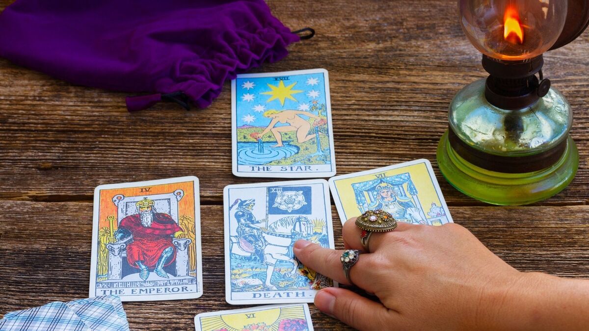 Cartomante abrindo um baralho de Tarot.