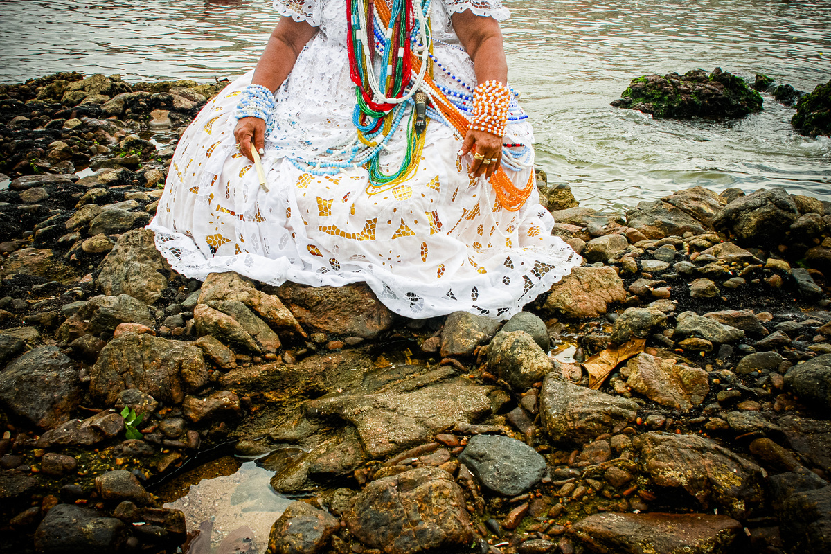 Mãe de santo nas pedras.