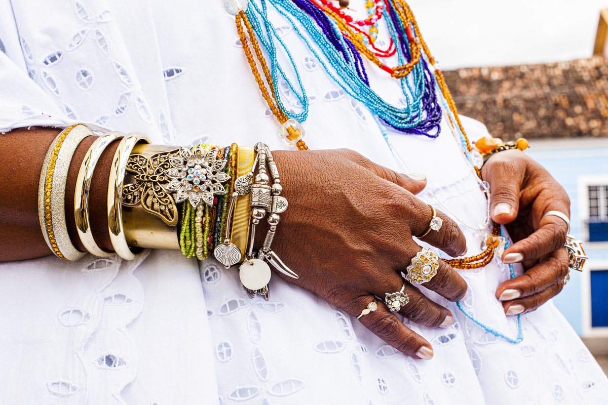 Mãe de santo com várias pulseiras.