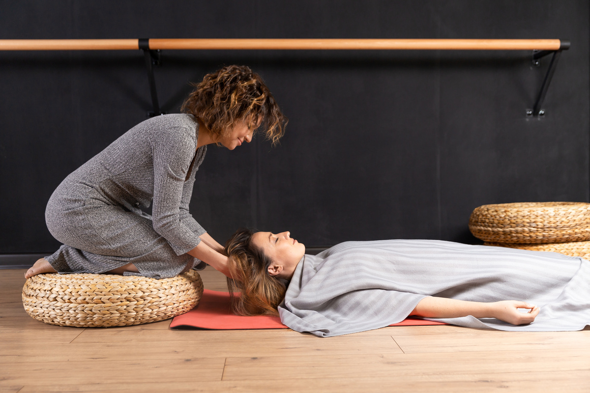 Meditação guiada com uma terapeuta.