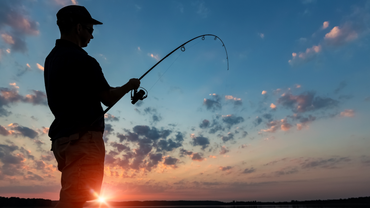 Um homem pescando. 