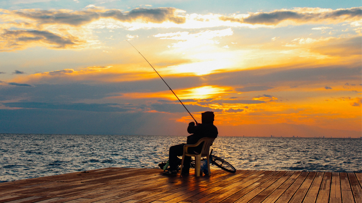 Uma pessoa pescando. 