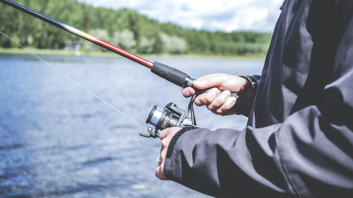 Uma pessoa pescando. 