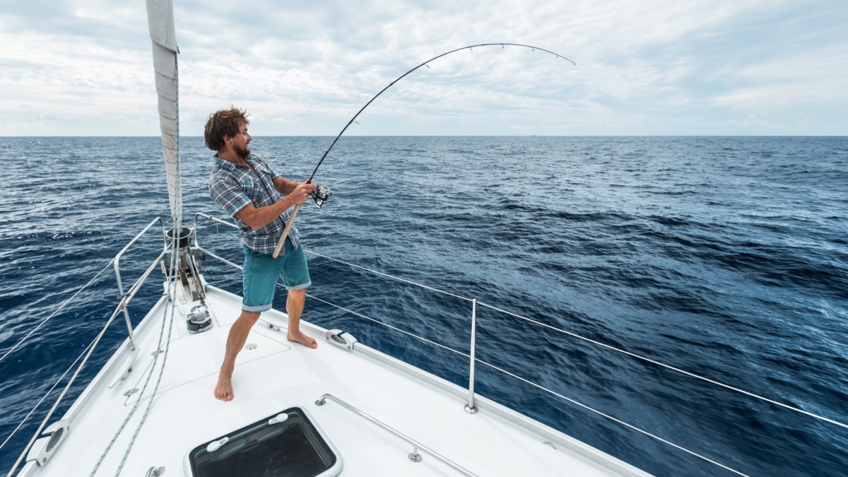 Um homem pescando. 