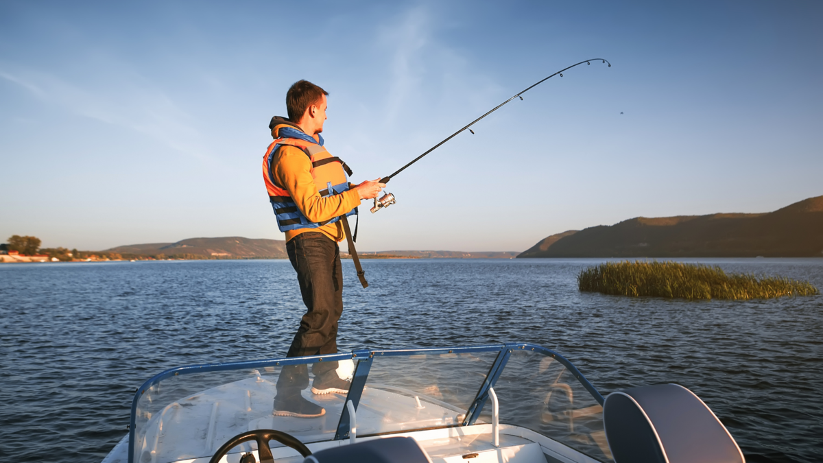 Um homem pescando. 