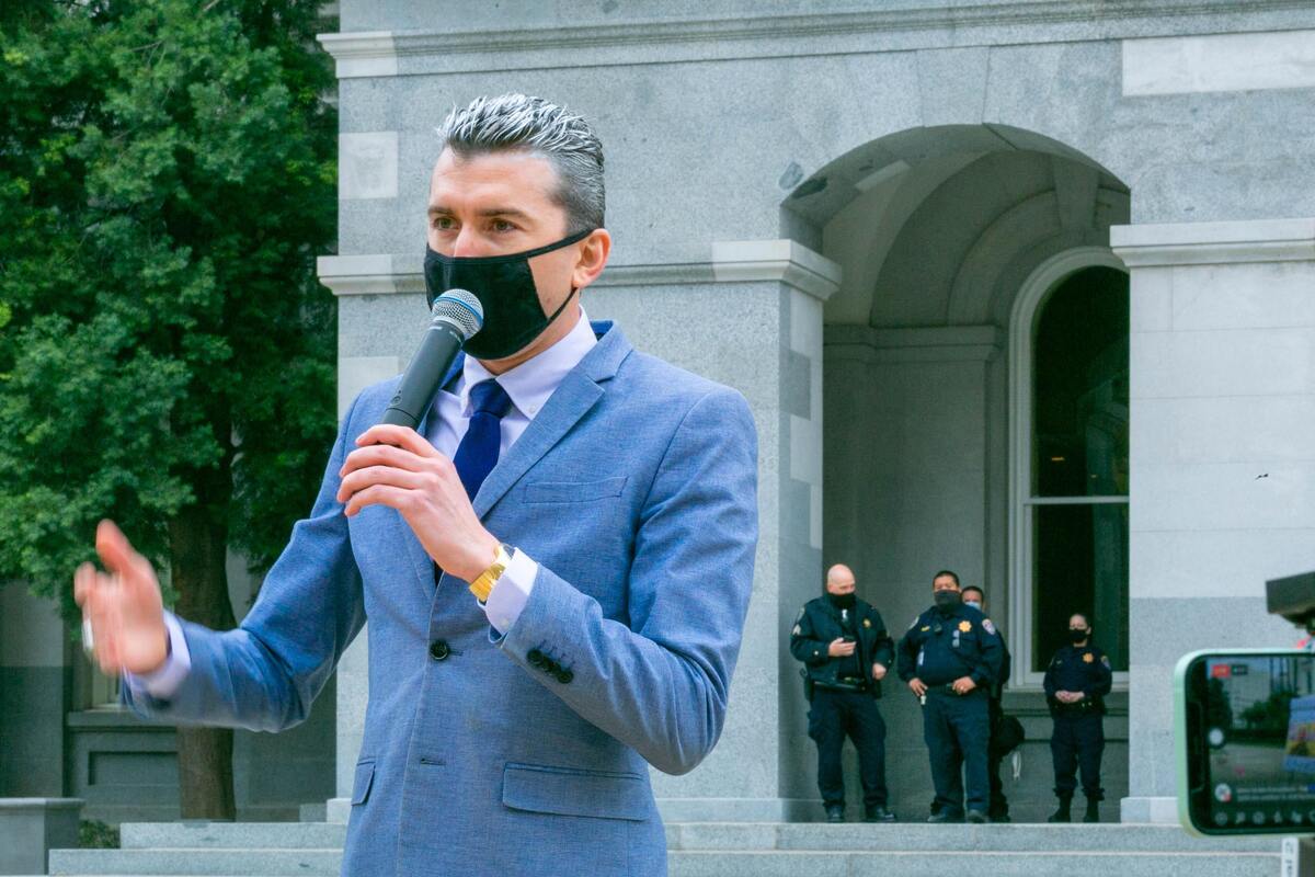 Homem político discursando