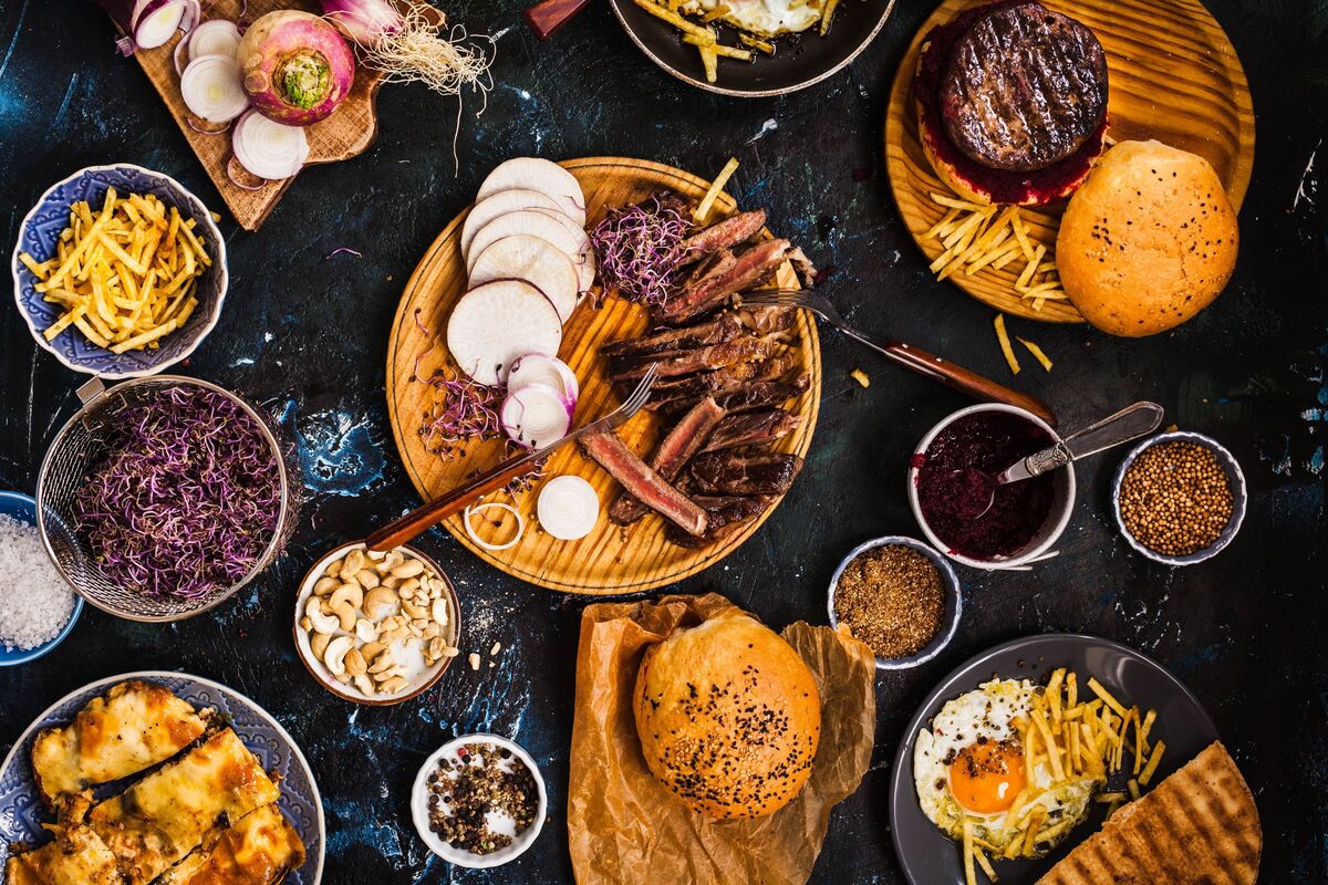 Comida farta em cima de mesa.