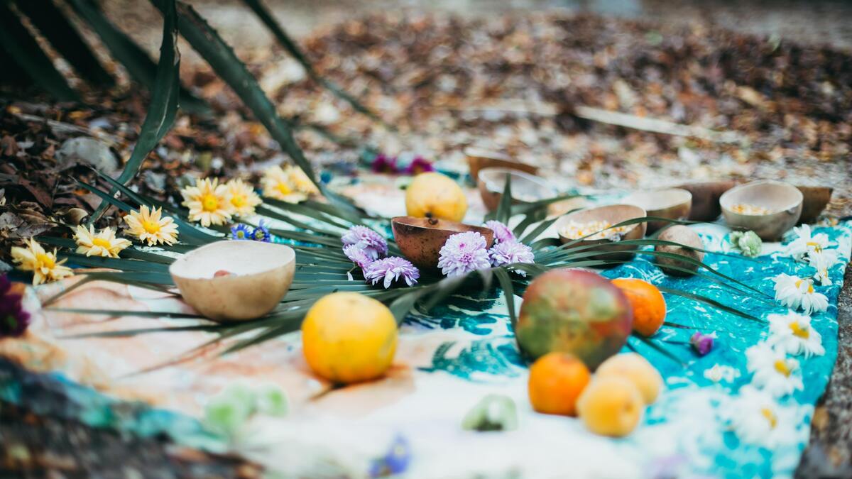 Oferenda de frutas na floresta.