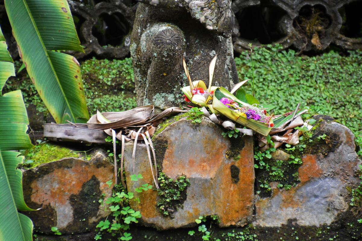 Oferendas em cima de pedras.