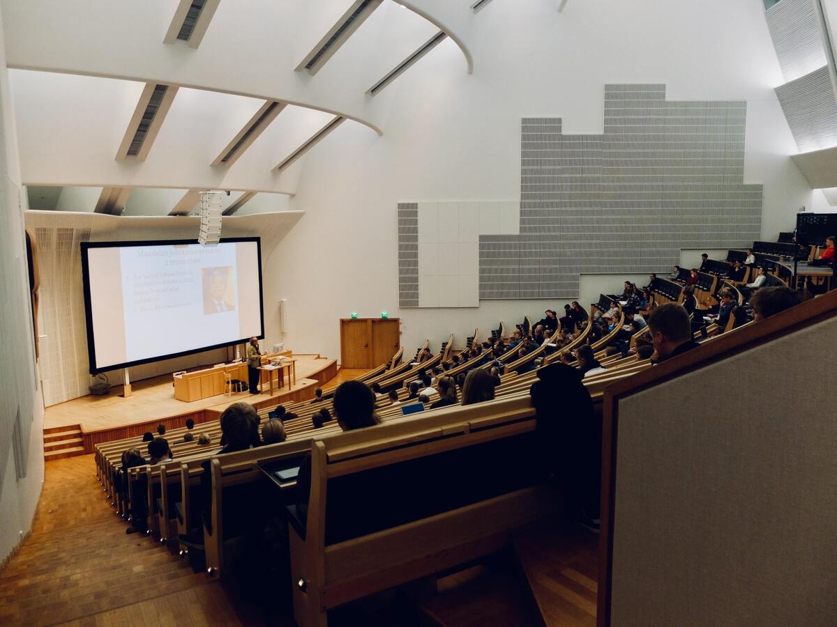 Sala de faculdade cheia.