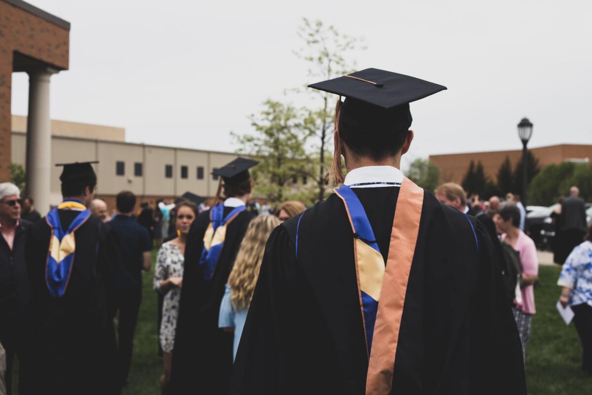 Pessoas vestidas para formatura.