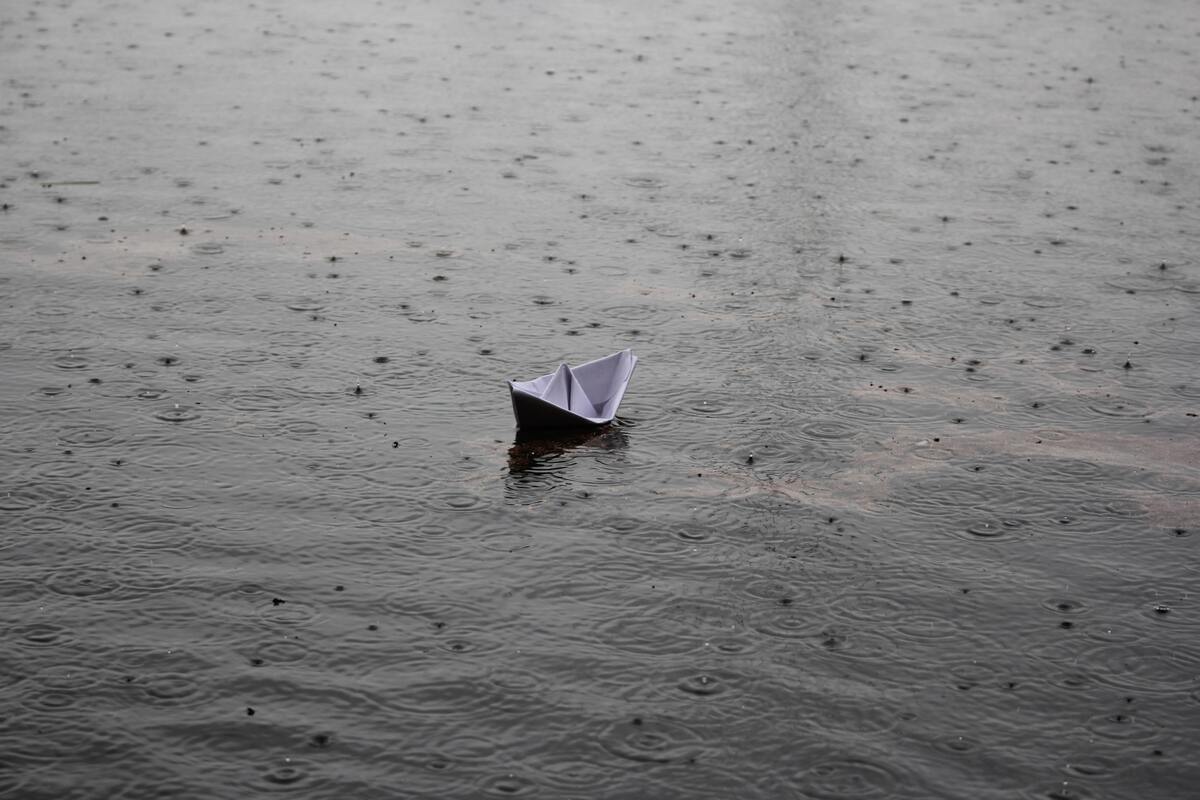 Chuva caindo sobre a água. 