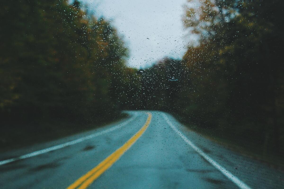 Chuva caindo na rua.