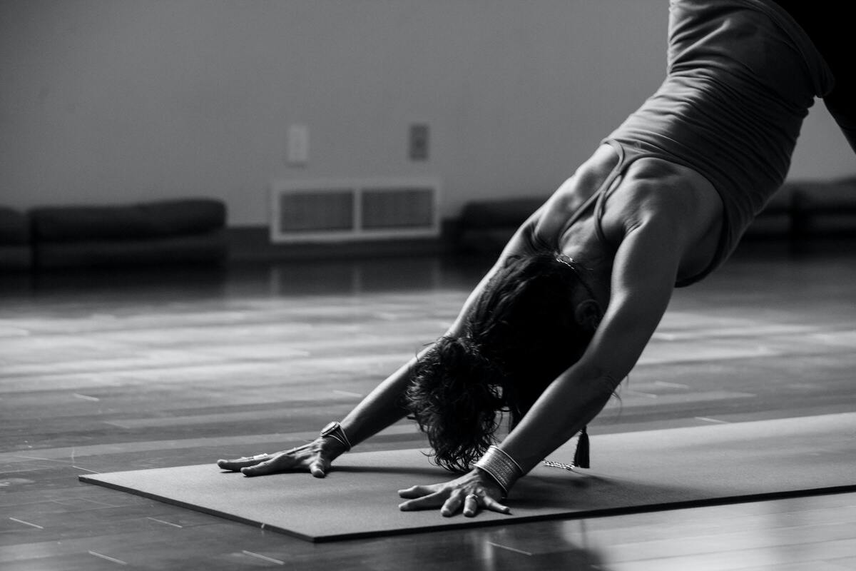 Mulher fazendo posição de yoga.