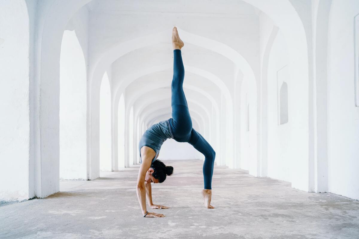 Mulher fazendo posição de yoga.