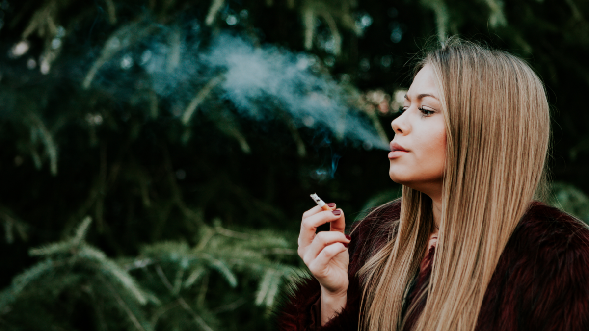 Uma mulher fumando. 