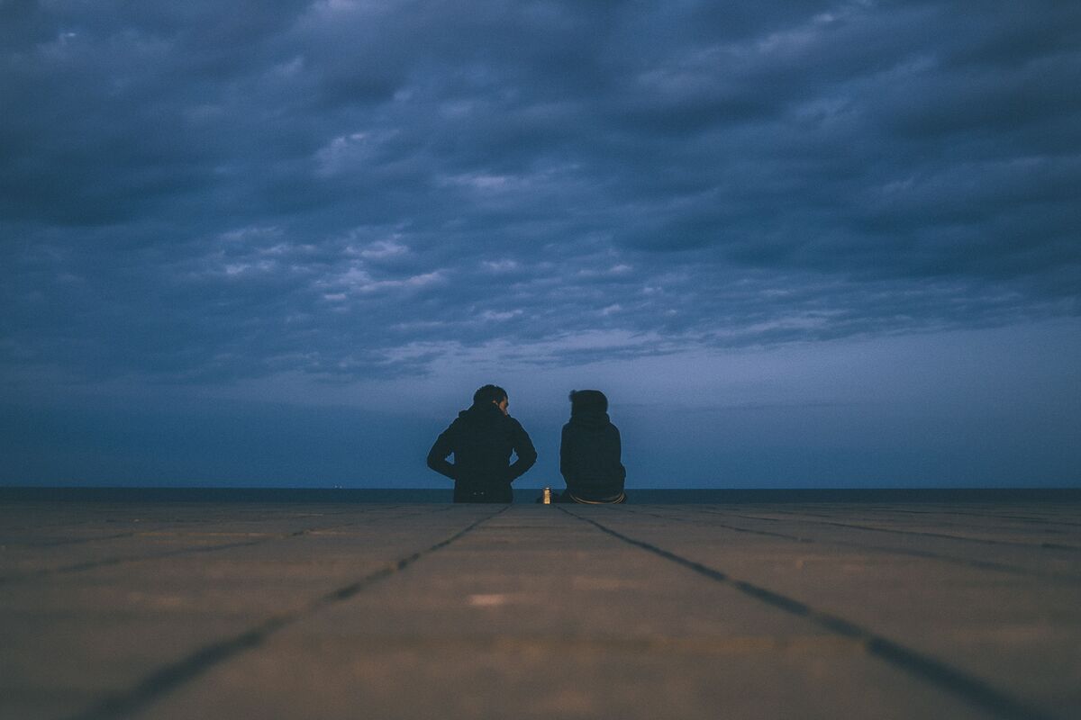 Casal sentado na sacada.