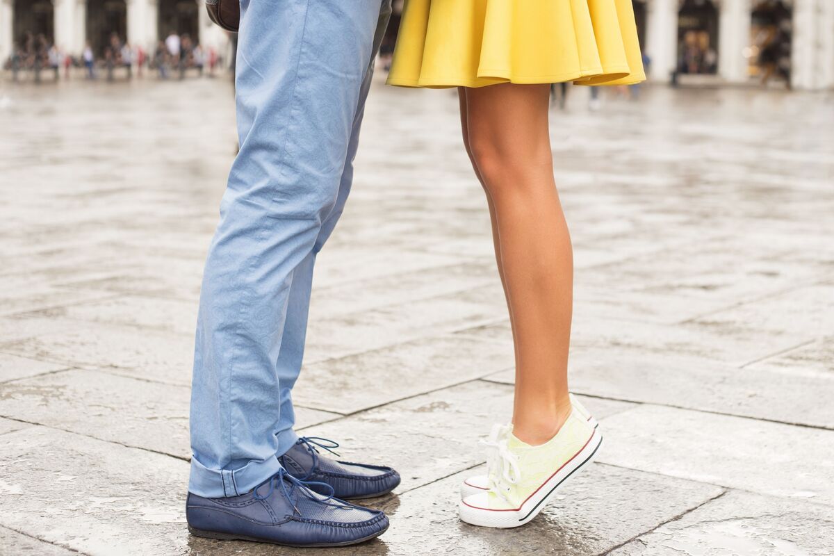 Casal de homem e mulher próximos.