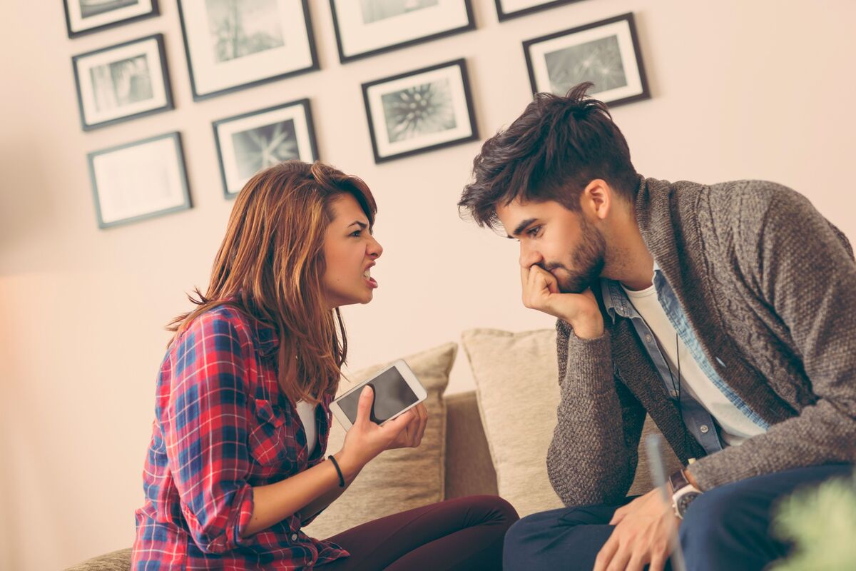 Casal discutindo.