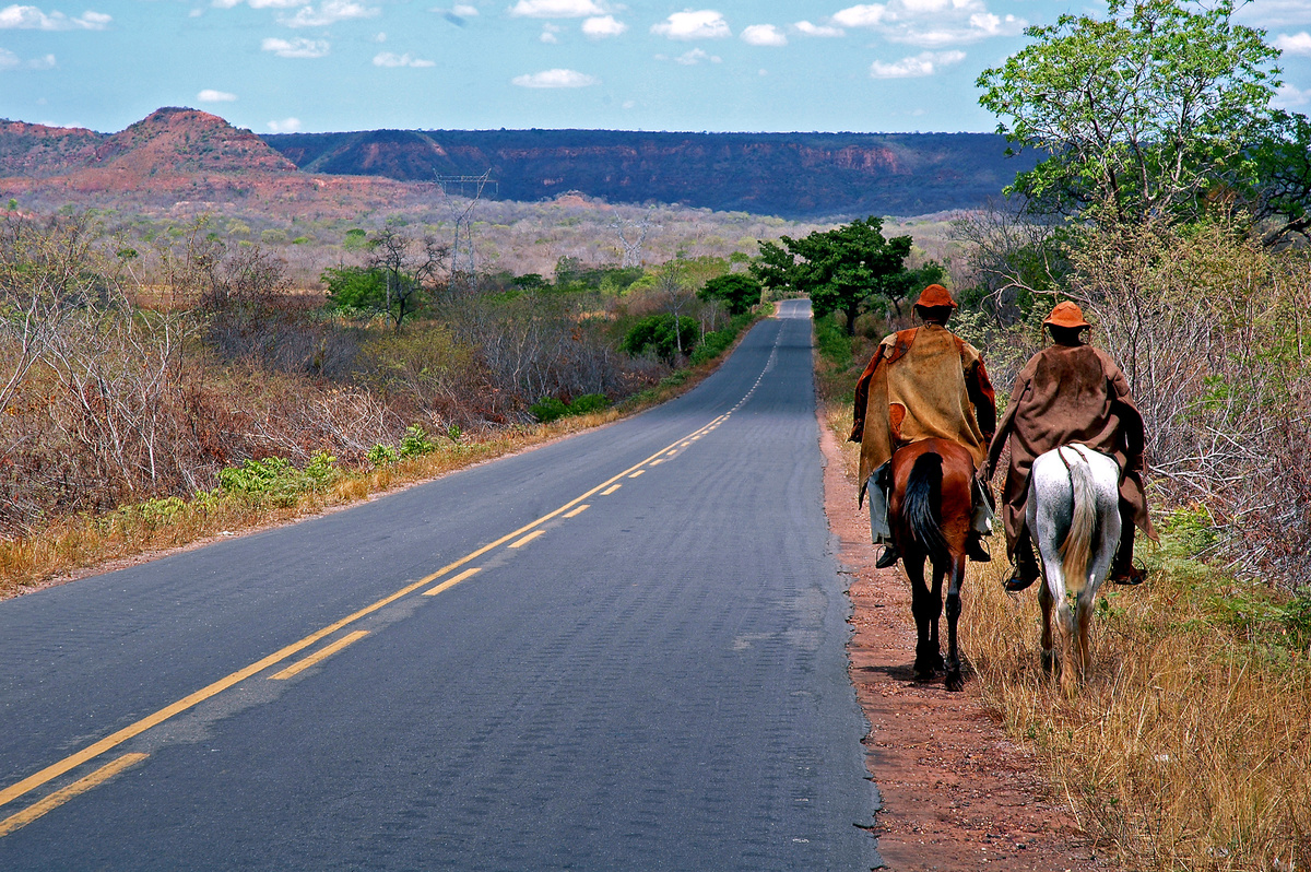 Peões do lado da estrada.