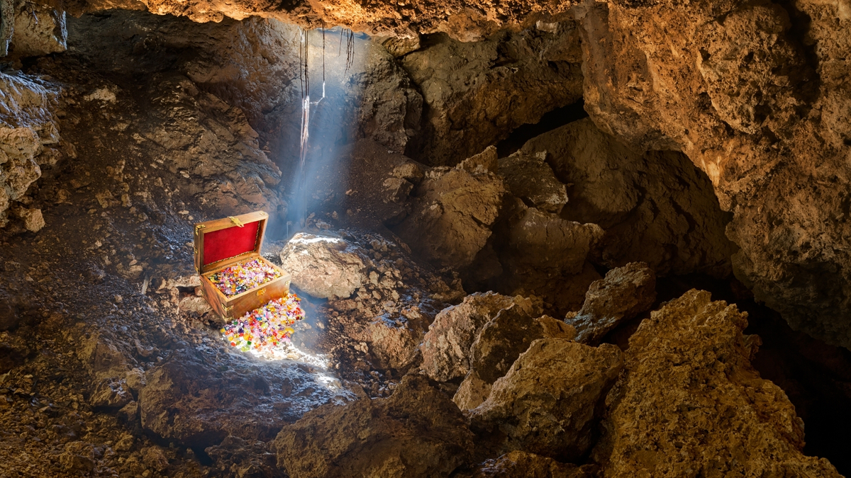 Baú de tesouro dentro de uma caverna.