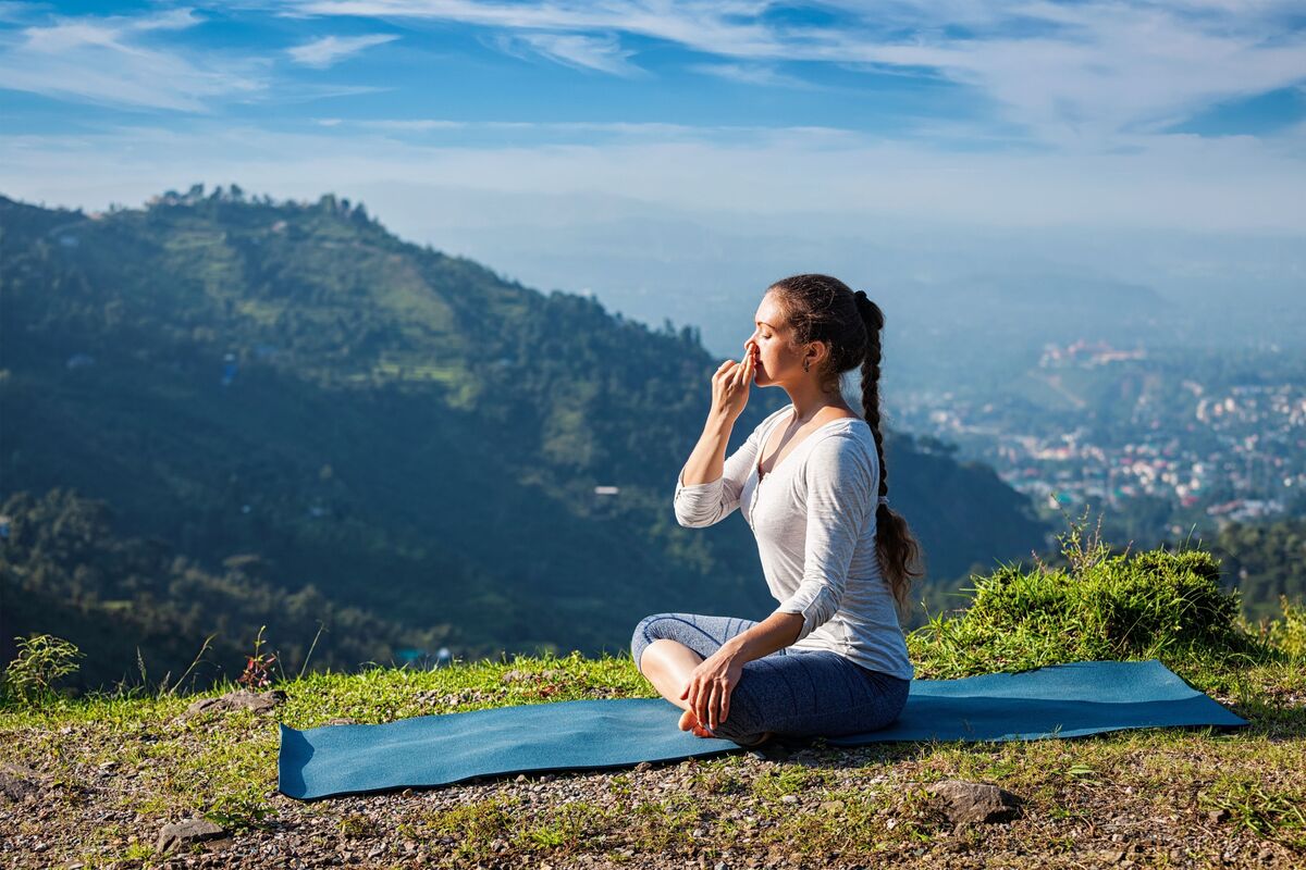 Pessoa praticando pranayama.