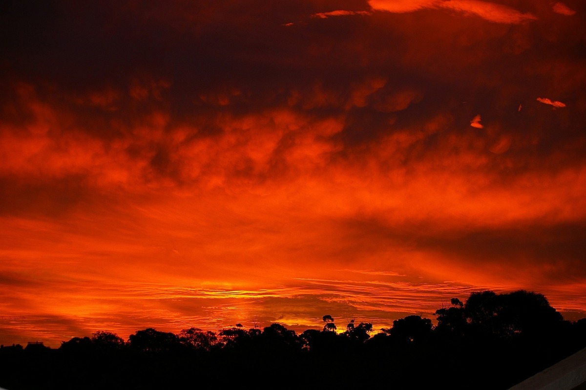 Nuvens vermelhas em céu escuro