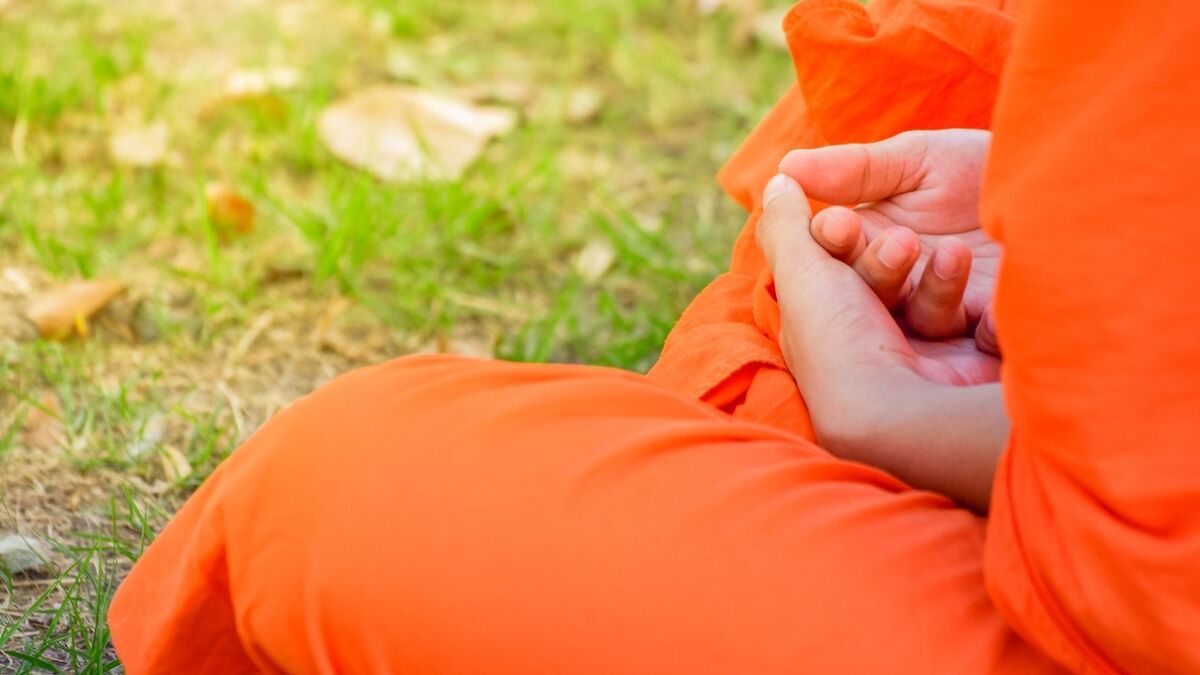 Mãos de um budista meditando.