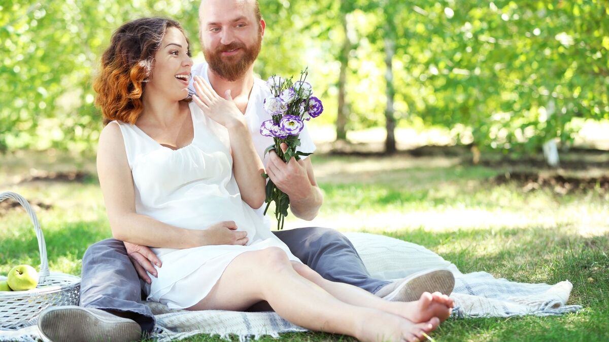 Marido presenteando a esposa.