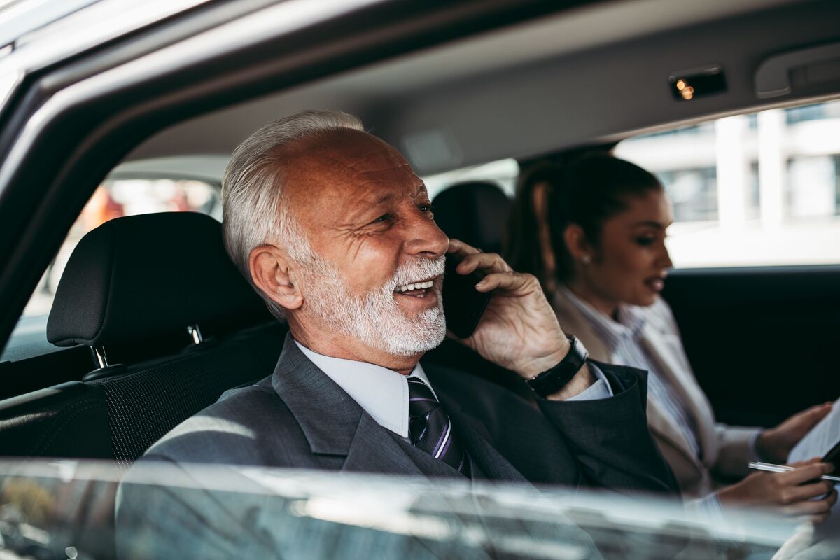 Homem idoso pegando carona em carro.