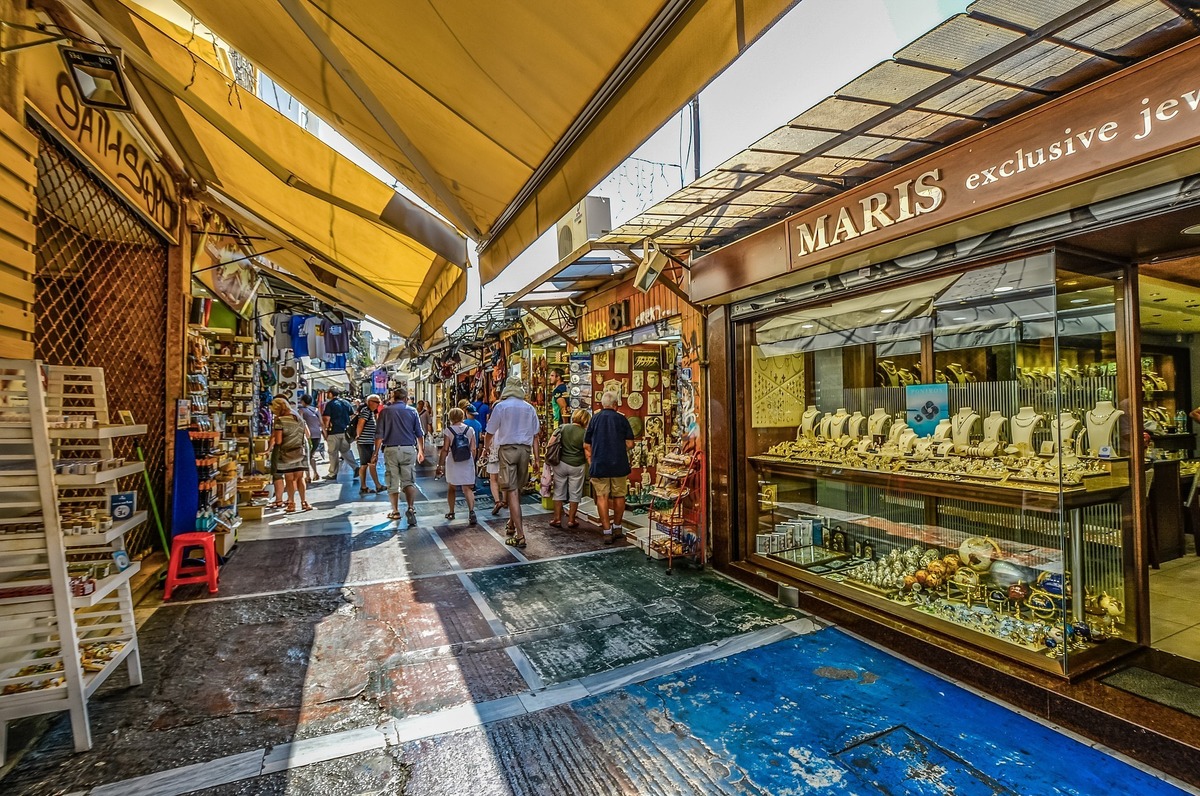 Imagem de rua com barracas de feira.