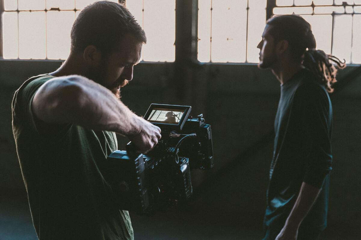 Cameraman filmando ator.