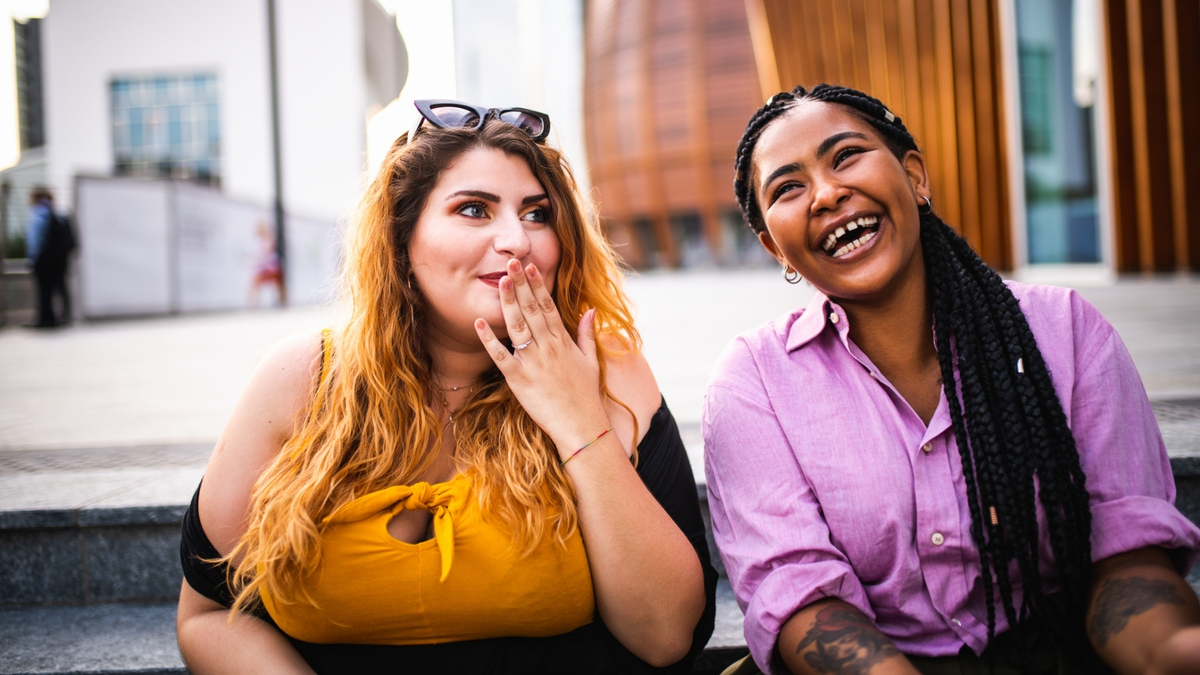 Duas amigas sorrindo.