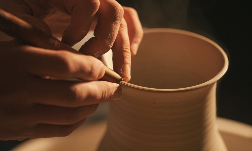 vaso de barro sendo feito