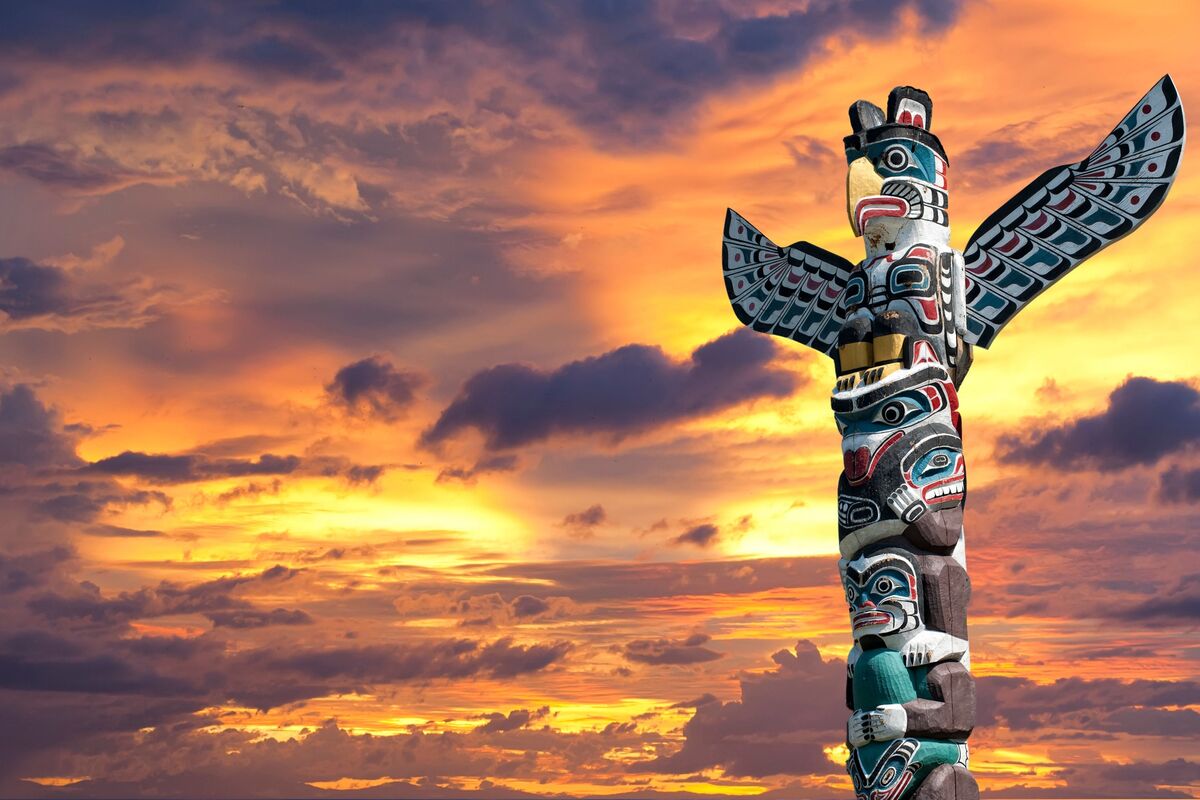 Totem de animais ao pôr do sol.