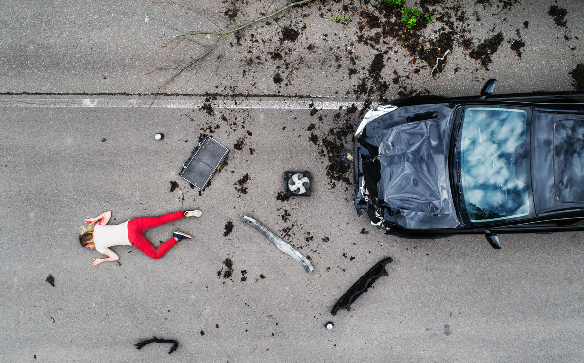 Mulher morta por acidente de carro.