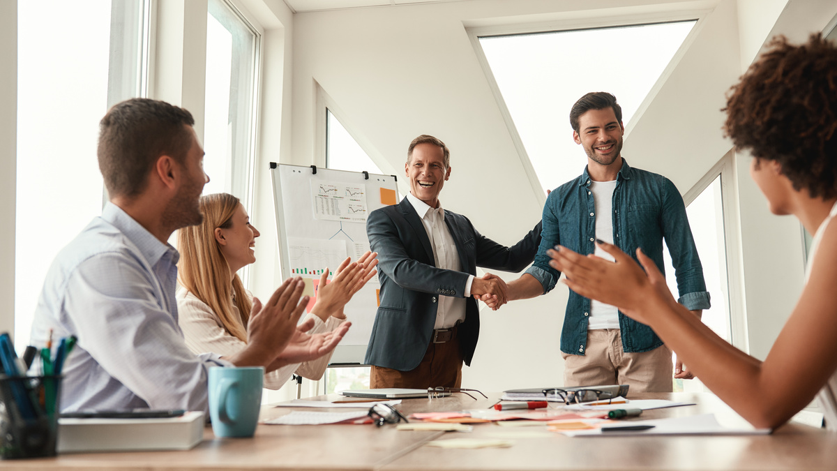 Homem recebendo cargo de liderança