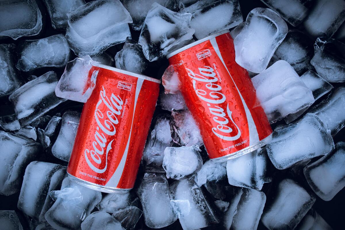 Latas de refrigerante no gelo.