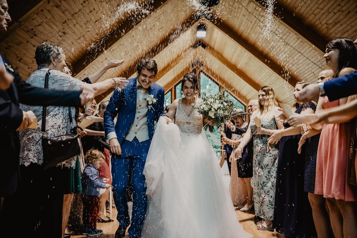 Casal de noivos saindo do altar.