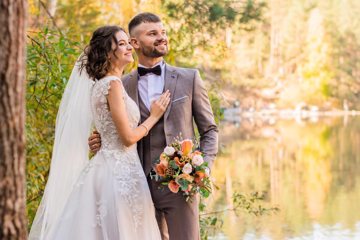 Casal de noivos em uma floresta.