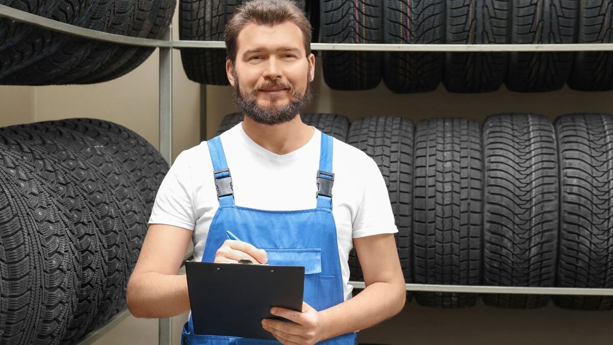 Homem em um lugar com muitos pneus.